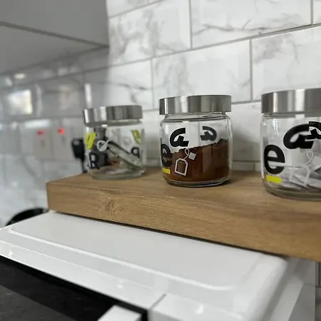 Brand New Renovated 1 Bedroom 3a *