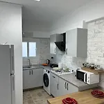 Brand New Renovated 1 Bedroom 3a דירה